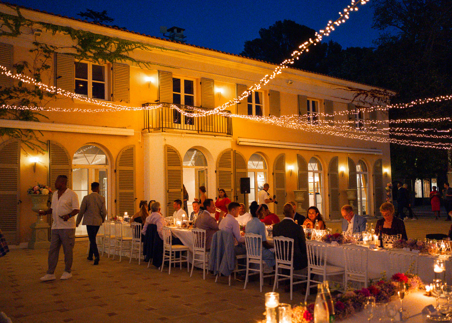 A look at a lively reception under market lights at Domaine du Mont Leuze